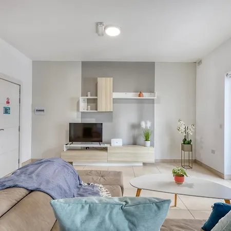 5 Star - Stylish Modern In St Julians 3*