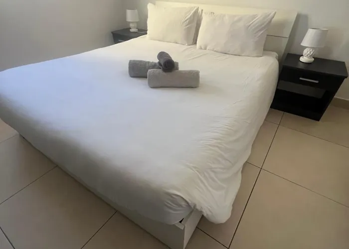 5 Star - Stylish Modern In St Julians 3*