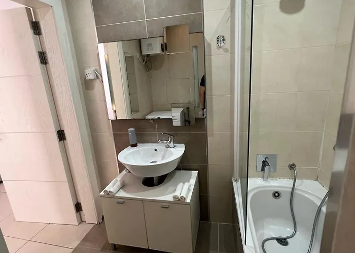 Aparthotel 5 Star - Stylish Modern In St Julians 3*